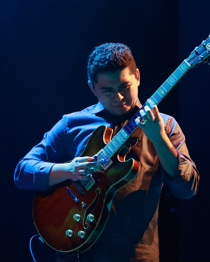 Ismael Nascimento performing